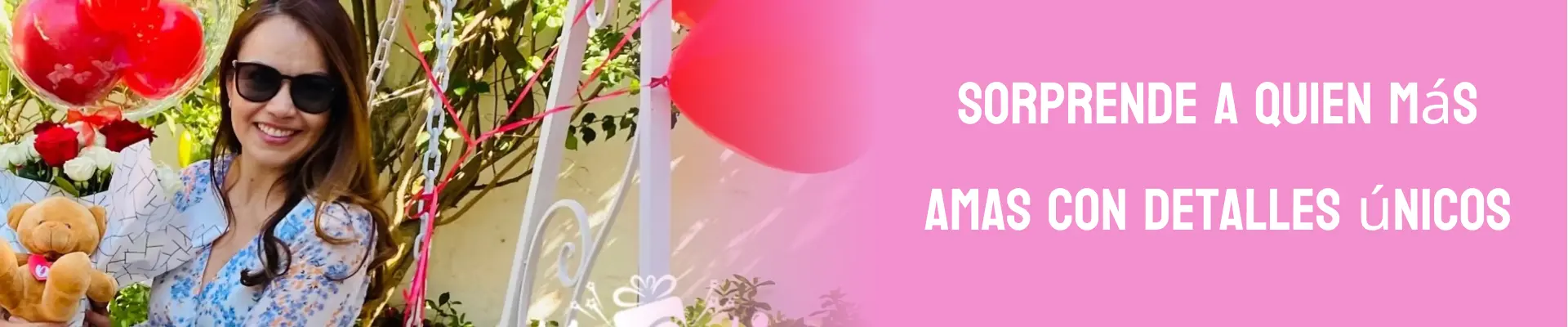 Mujer sonriente con globos y regalos